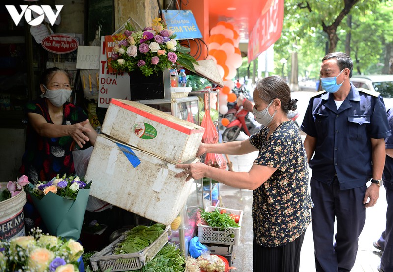 anh: ha noi nhac nho nguoi dan gian cach 1m tai quan xa, nha hang, noi cong cong... hinh 12