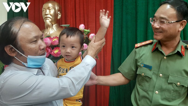 cong an tinh bac ninh ke lai 27h giai cuu be trai bi bat coc hinh 2