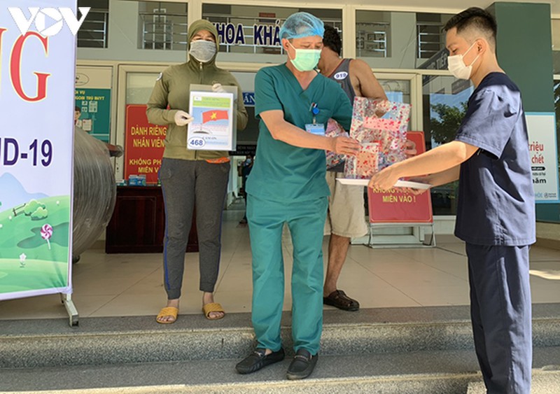 da nang co them 2 benh nhan khoi covid 19 xuat vien hinh 1