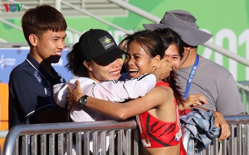 pham thi thu trang: co gai "chay xe om grab" len dinh dong nam a hinh 2