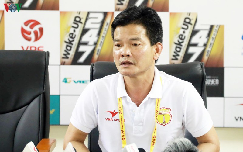 hlv van sy chi ra diem bat cap o phuong an cuu v-league 2020 cua vpf hinh 1