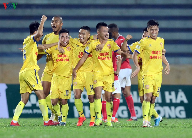 hlv van sy va hoc tro giam luong khi v-league 2020 hoan vo thoi han hinh 1