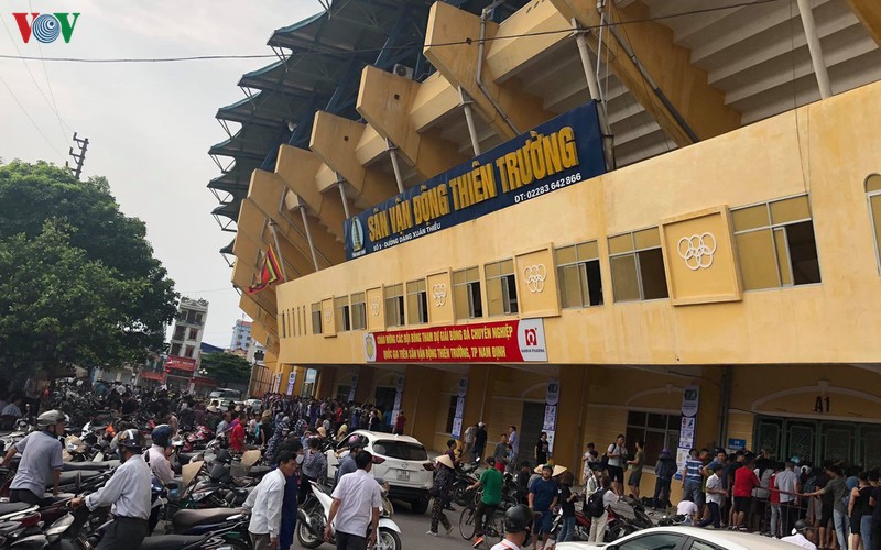 hang nghin cdv xep hang mua ve xem tran nam dinh - hagl hinh 1