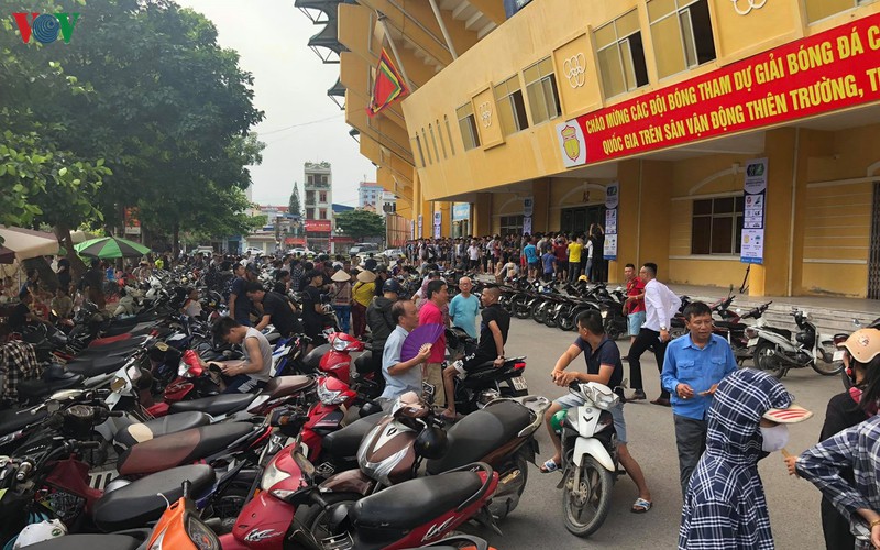 hang nghin cdv xep hang mua ve xem tran nam dinh - hagl hinh 2