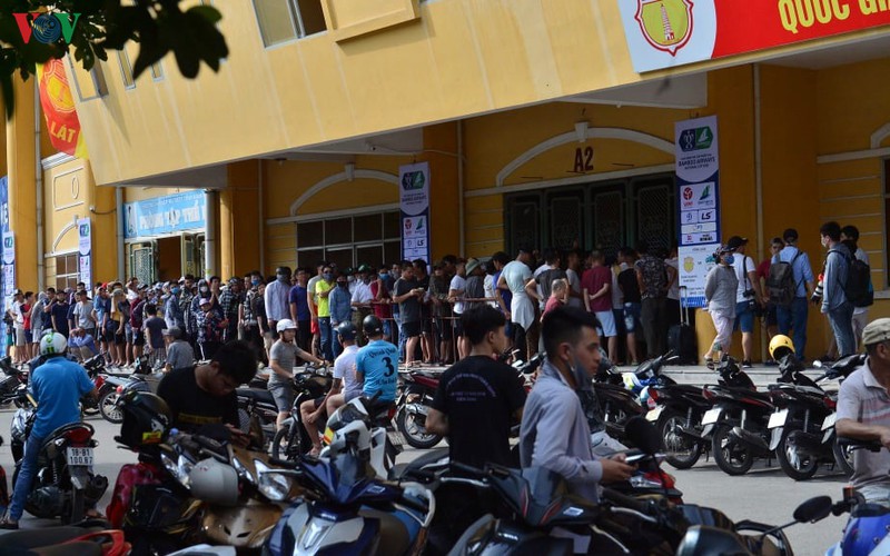 hang nghin cdv xep hang mua ve xem tran nam dinh - hagl hinh 3
