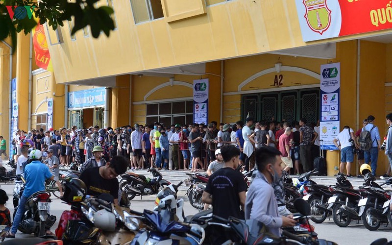 hang nghin cdv xep hang mua ve xem tran nam dinh - hagl hinh 8