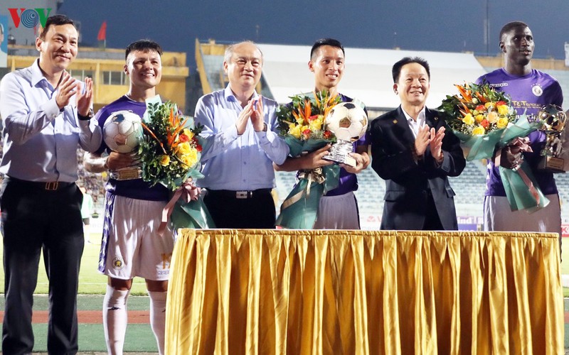 "quang hai hoa messi" khi duoc nguoi dep tiep lua tren khan dai hinh 2