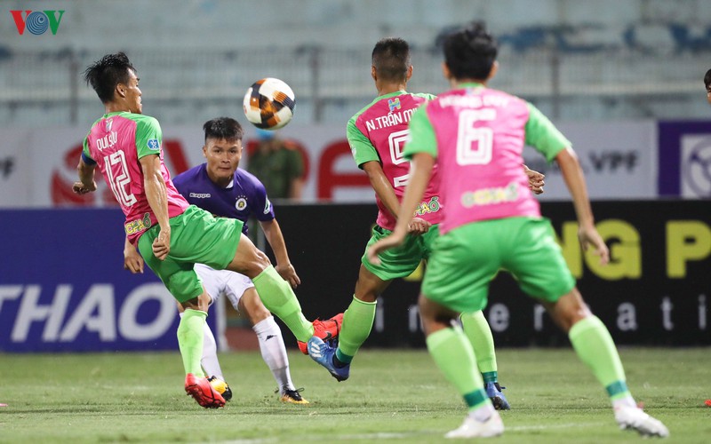 "quang hai hoa messi" khi duoc nguoi dep tiep lua tren khan dai hinh 6