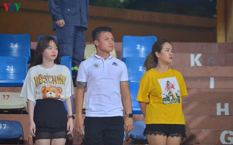 mot cdv nu bi ngat o tran ha noi fc - sai gon fc phai len xe cuu thuong hinh 1