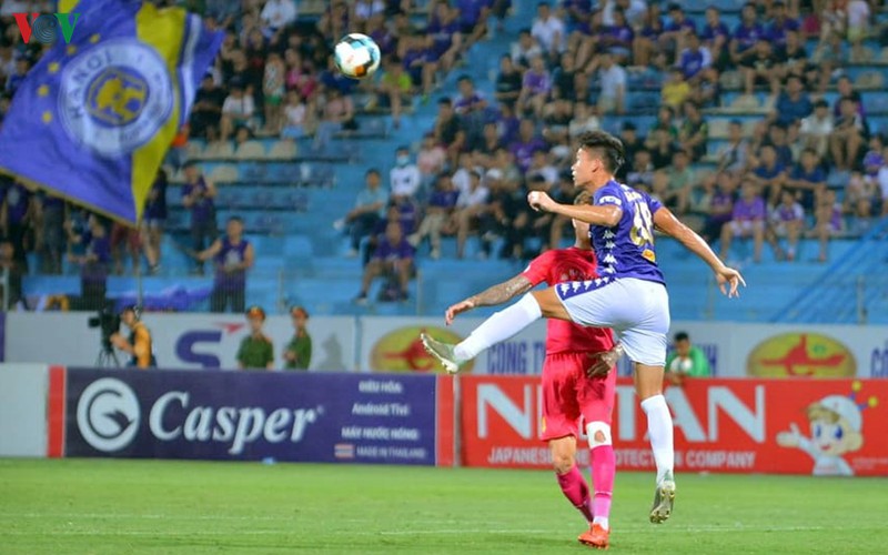 mot cdv nu bi ngat o tran ha noi fc - sai gon fc phai len xe cuu thuong hinh 2