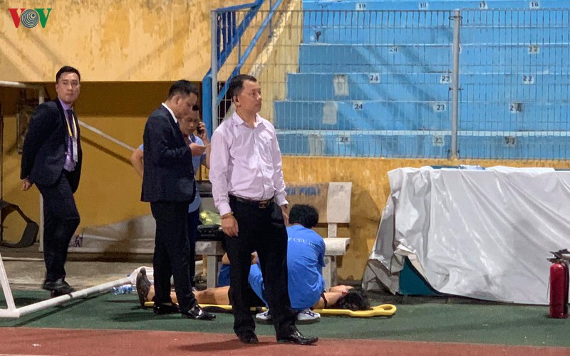 mot cdv nu bi ngat o tran ha noi fc - sai gon fc phai len xe cuu thuong hinh 3