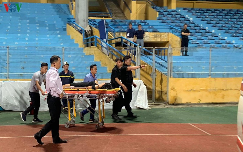 mot cdv nu bi ngat o tran ha noi fc - sai gon fc phai len xe cuu thuong hinh 4