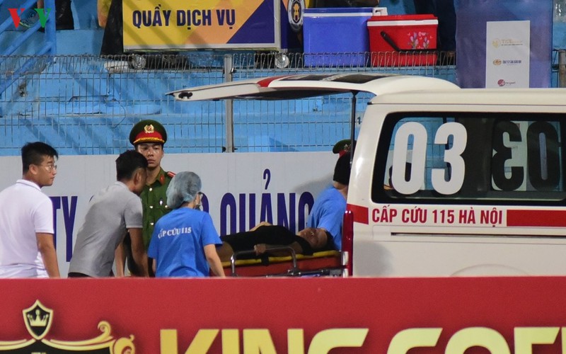 mot cdv nu bi ngat o tran ha noi fc - sai gon fc phai len xe cuu thuong hinh 5
