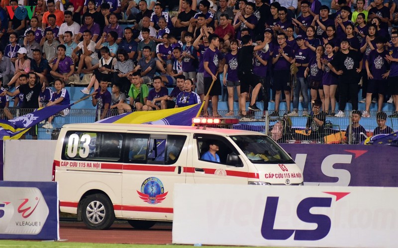 mot cdv nu bi ngat o tran ha noi fc - sai gon fc phai len xe cuu thuong hinh 8