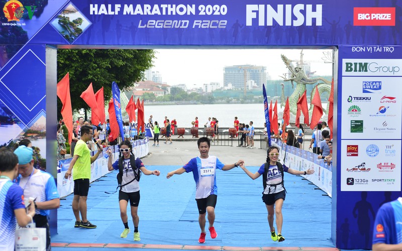 nguyen thi oanh va hong le "vo doi" o giai tay ho half marathon 2020 hinh 3