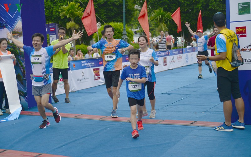 nguyen thi oanh va hong le "vo doi" o giai tay ho half marathon 2020 hinh 4