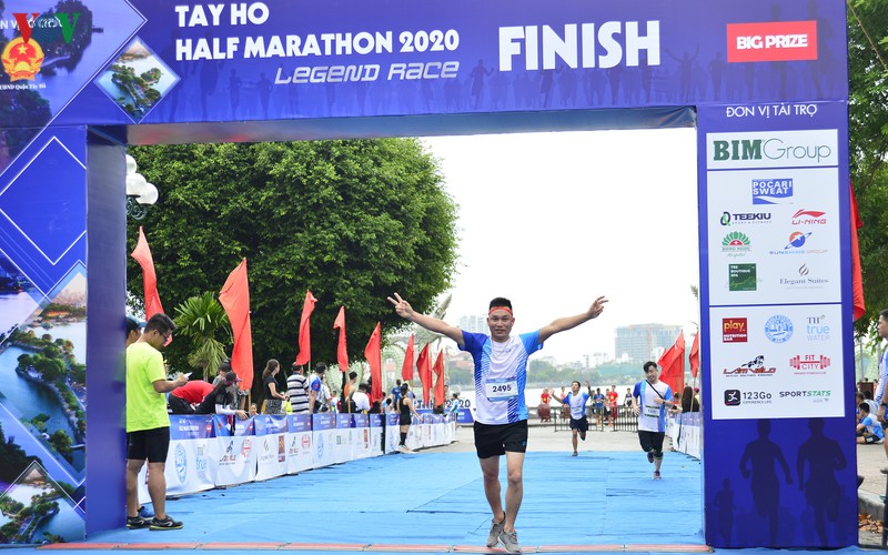 nguyen thi oanh va hong le "vo doi" o giai tay ho half marathon 2020 hinh 5