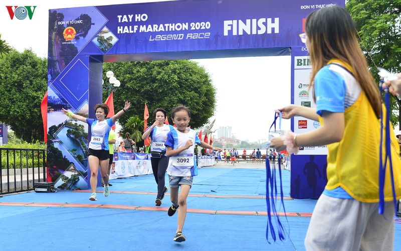 nguyen thi oanh va hong le "vo doi" o giai tay ho half marathon 2020 hinh 7