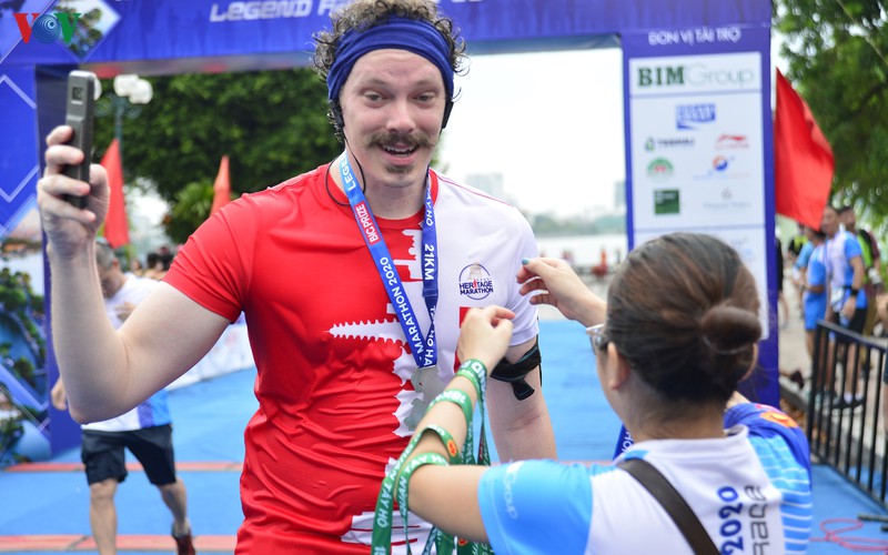 nguyen thi oanh va hong le "vo doi" o giai tay ho half marathon 2020 hinh 9