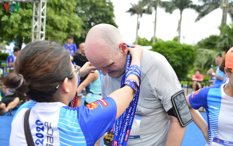 nguyen thi oanh va hong le "vo doi" o giai tay ho half marathon 2020 hinh 10