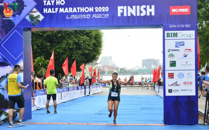 nguyen thi oanh va hong le "vo doi" o giai tay ho half marathon 2020 hinh 11