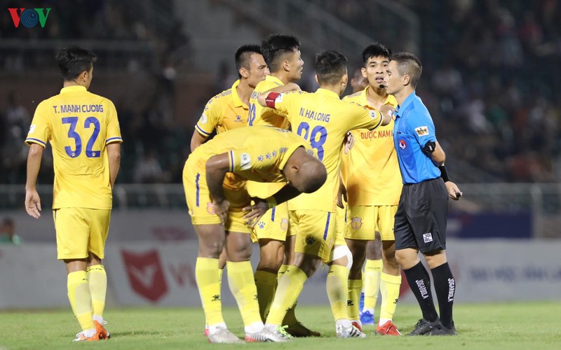 trong tai lien tuc sai lam o v-league: treo coi, ky luat den bao gio? hinh 1