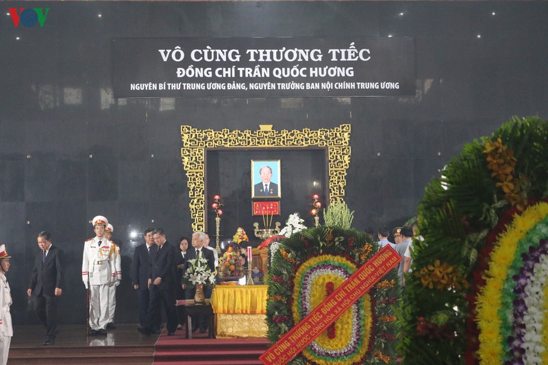 le vieng nha tinh bao muoi huong: trang trong va xuc dong hinh 2