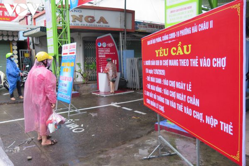 da nang trong ngay dau tien nguoi dan di cho dung the de ngua covid-19 hinh 1