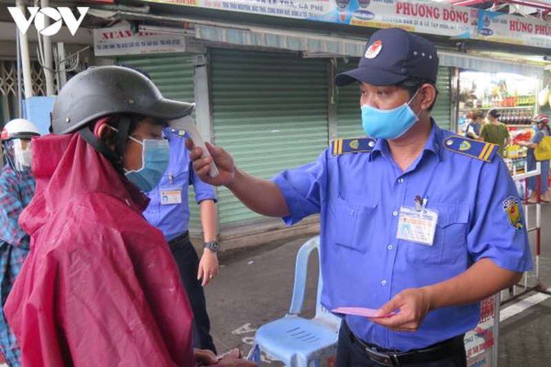 da nang trong ngay dau tien nguoi dan di cho dung the de ngua covid-19 hinh 2