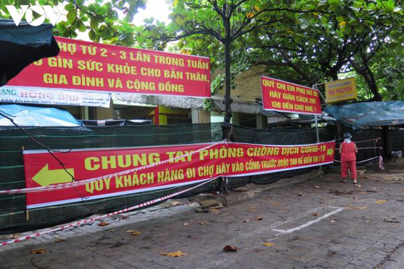 da nang trong ngay dau tien nguoi dan di cho dung the de ngua covid-19 hinh 6