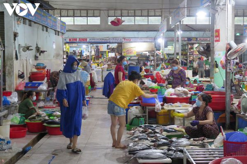 da nang trong ngay dau tien nguoi dan di cho dung the de ngua covid-19 hinh 13
