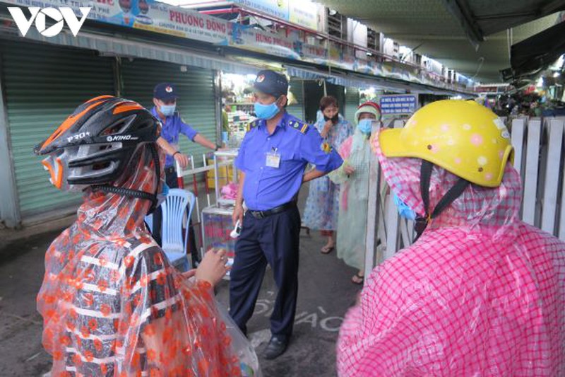 da nang trong ngay dau tien nguoi dan di cho dung the de ngua covid-19 hinh 12