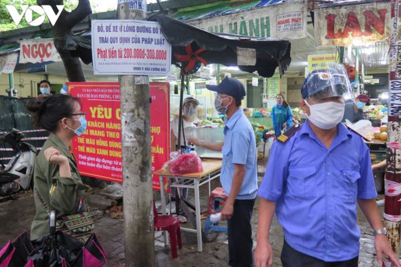 da nang trong ngay dau tien nguoi dan di cho dung the de ngua covid-19 hinh 14