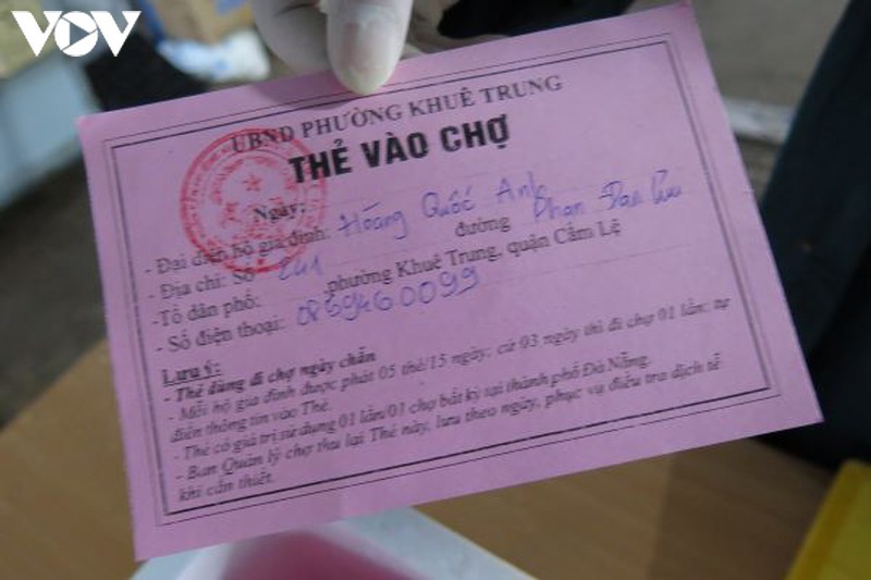 da nang trong ngay dau tien nguoi dan di cho dung the de ngua covid-19 hinh 4