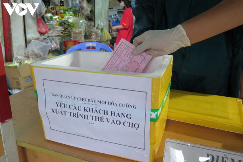 da nang trong ngay dau tien nguoi dan di cho dung the de ngua covid-19 hinh 10