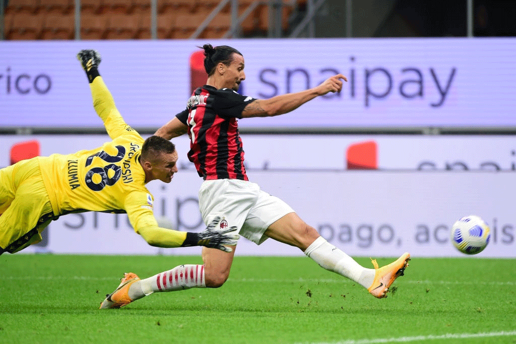 Ibrahimovic đáp lời Ronaldo bằng việc ghi cú đúp (Ảnh: Getty Images)
