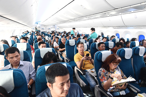 Hành khách có hành vi bật lửa đốt khăn ăn trên máy bay đã bị nhà chức trách hàng không quyết định xử phạt vi phạm hành chính 2 triệu đồng. Ảnh minh họa.