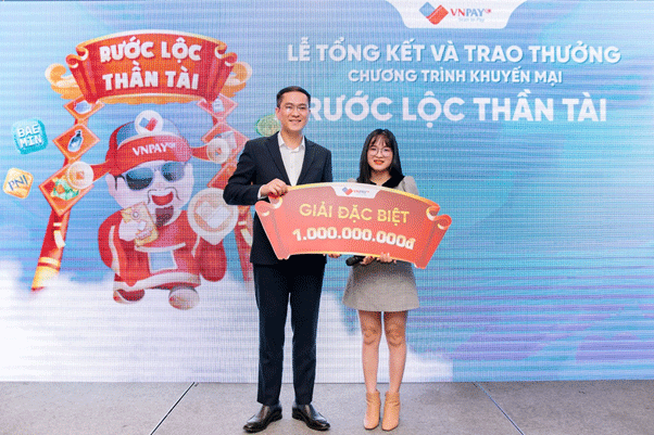 Đại diện VNPAY-QR trao thưởng cho khách hàng trúng giải đặc biệt trong chương trình “Rước Lộc Thần Tài”