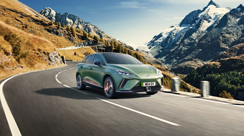 Xe sở hữu kích cỡ ngang hàng crossover hạng B và thiết kế trẻ trung, hiện đại.