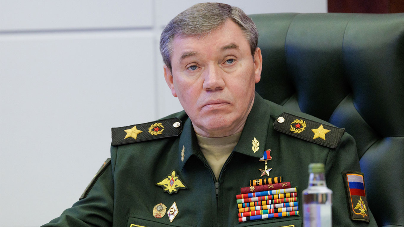 Tướng Gerasimov thăm vùng chiến sự, yêu cầu đánh phủ đầu Ukraine Tướng Gerasimov thăm vùng chiến sự, yêu cầu đánh phủ đầu Ukraine