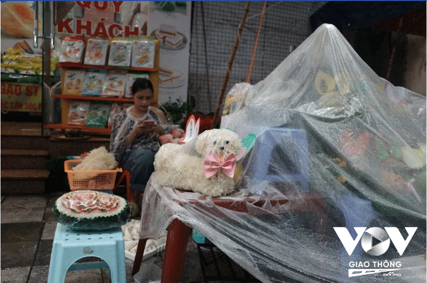 Những quầy hàng phải che phủ để chống mưa và hầu như không có khách.