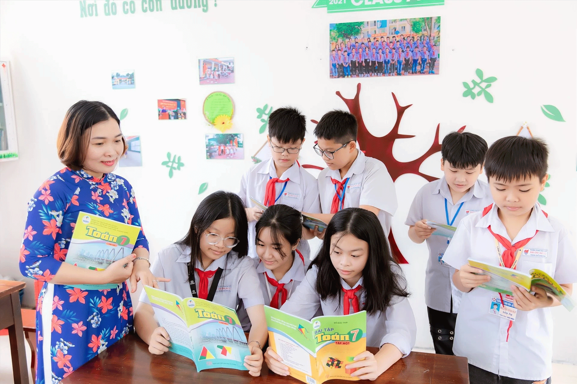 Ngành giáo dục cũng cần thay đổi cách đánh giá các cơ sở giáo dục - đào tạo để nhà trường không bị áp lực về thành tích, hướng đến dạy thực chất, học thực chất và điểm số thực chất (Ảnh minh họa - Lao động)
