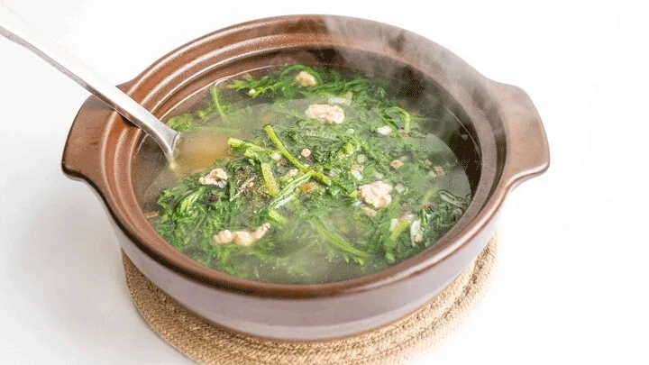 Rau cải cúc chế biến thành canh giúp bồi bổ sức khoẻ (Ảnh minh hoạ)
