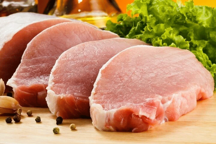 Quan sát màu sắc miếng thịt là một cách phân biệt thịt lợn tươi và thịt lợn chết. (Ảnh: Enliven)