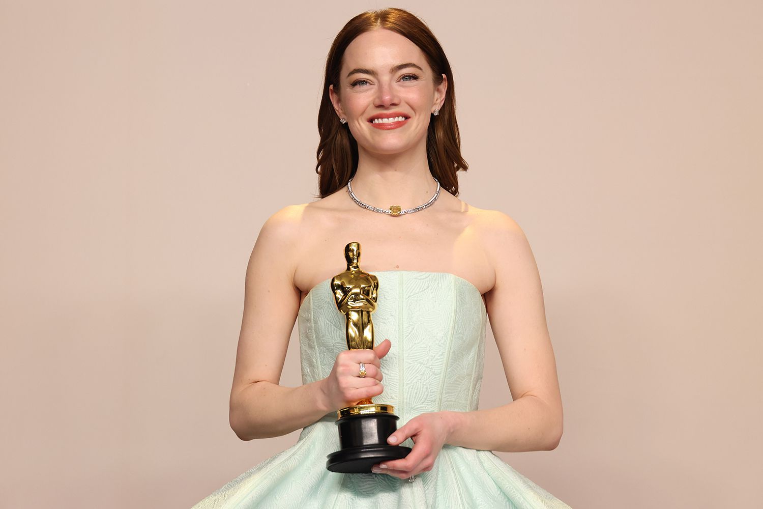 Emma Stone: 7 năm với 2 tượng vàng Oscar danh giá