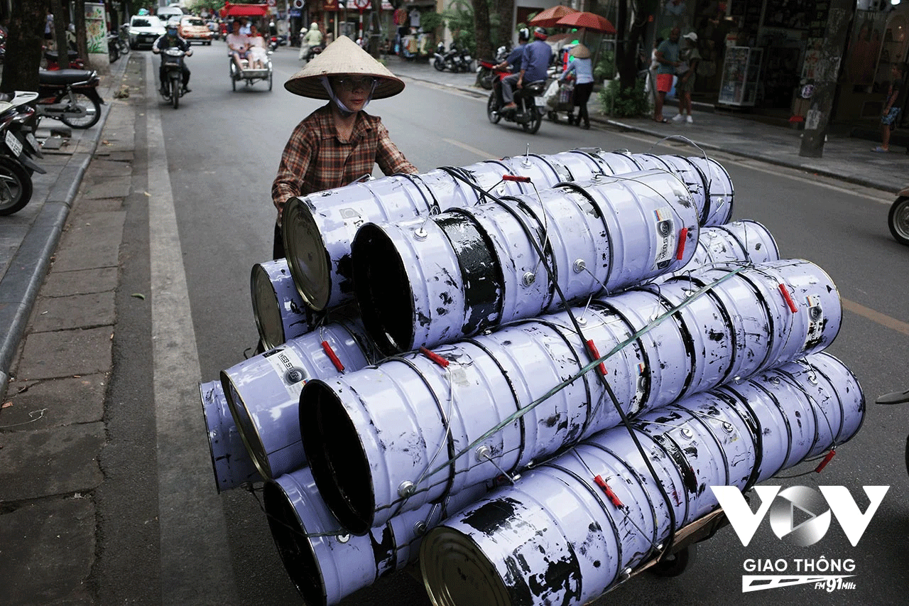 Tiết trời oi bức, đặc biệt vào khoảng giữa trưa đến chiều muộn khiến công việc của người dân Hà Nội trở nên vất vả hơn, nhất là đối với những người lao động thường xuyên phải làm việc ngoài trời.