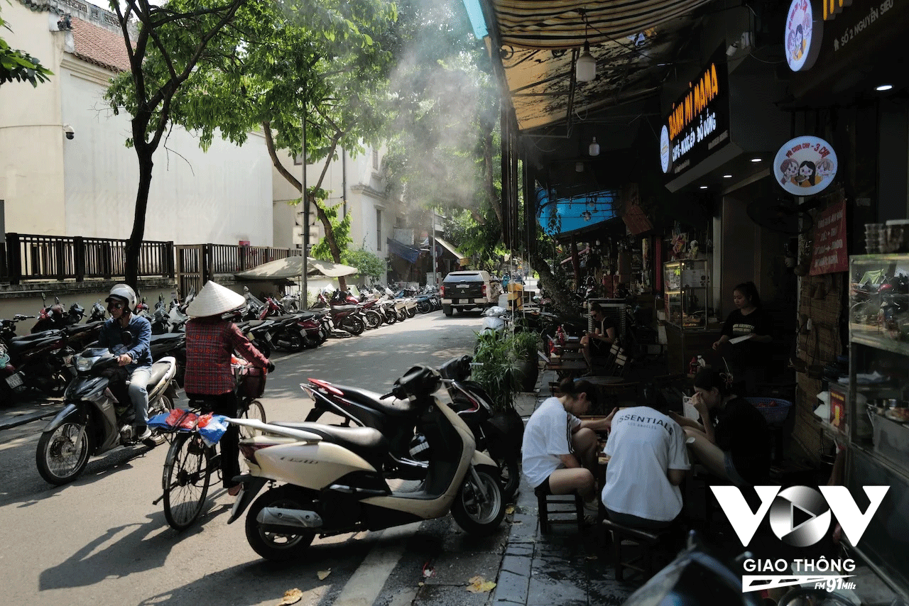 Những hệ thống phun sương làm mát xuất hiện khắp phố, một giải pháp hạ nhiệt khá hiệu quả.