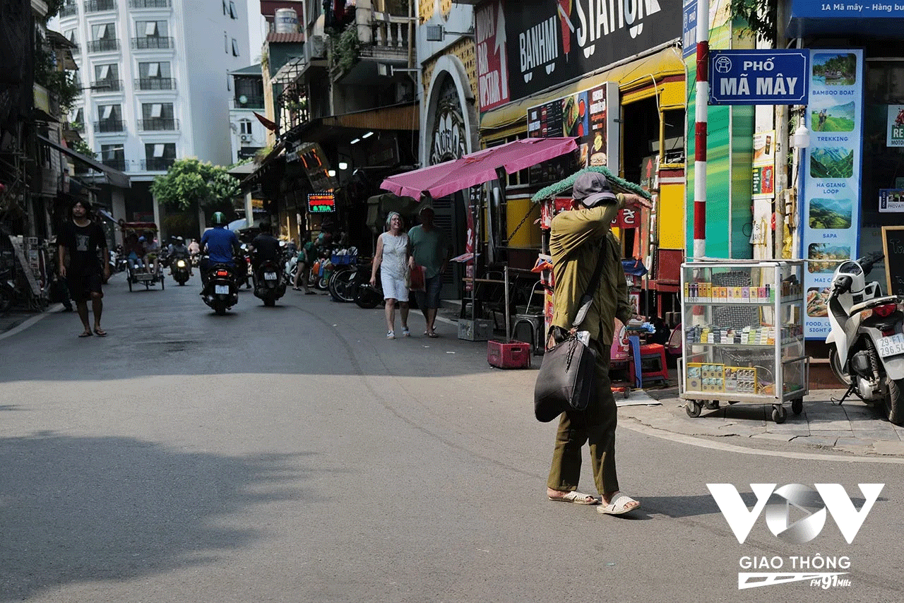 Người bán vé số mướt mải mồ hôi giữa trưa oi bức.