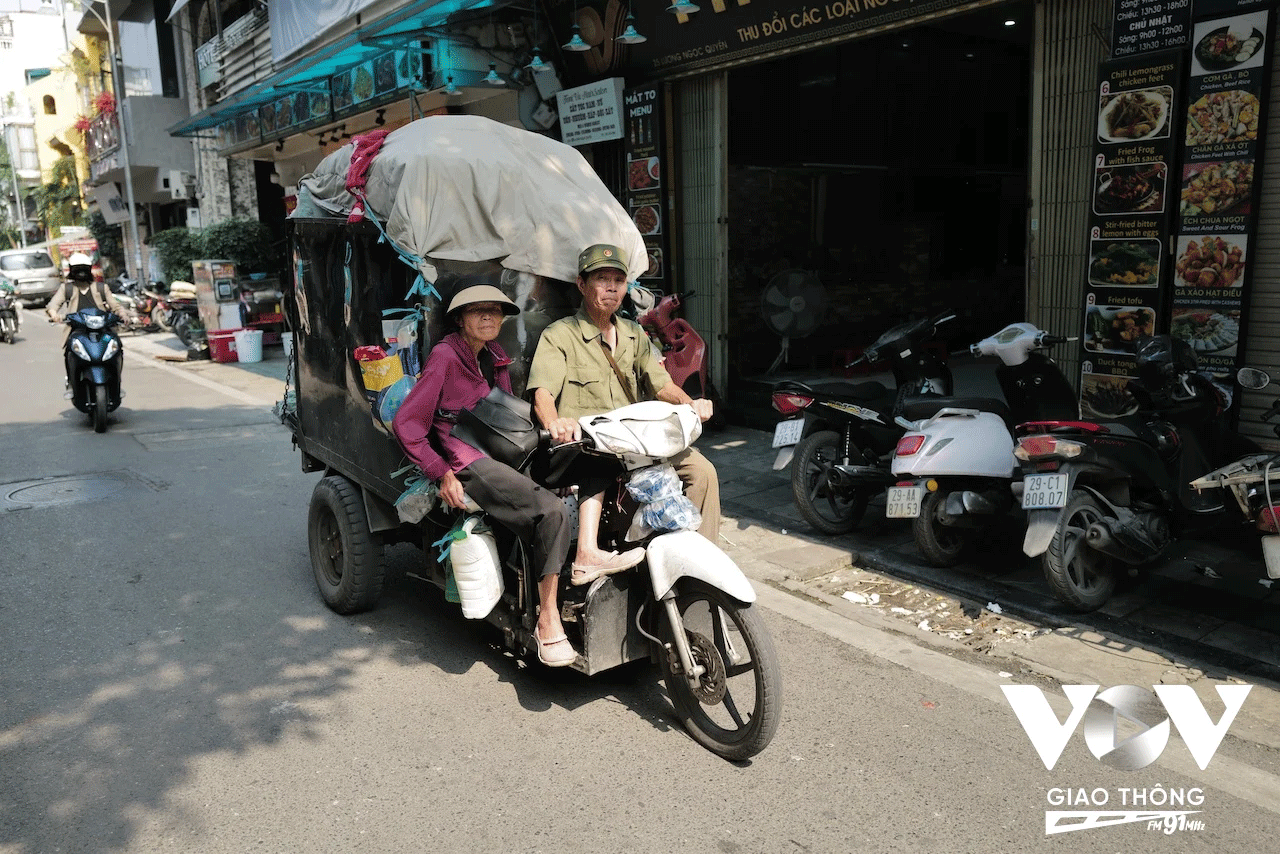 Lượng đá phục vụ giải khát tăng cao trong ngày nắng nóng.
