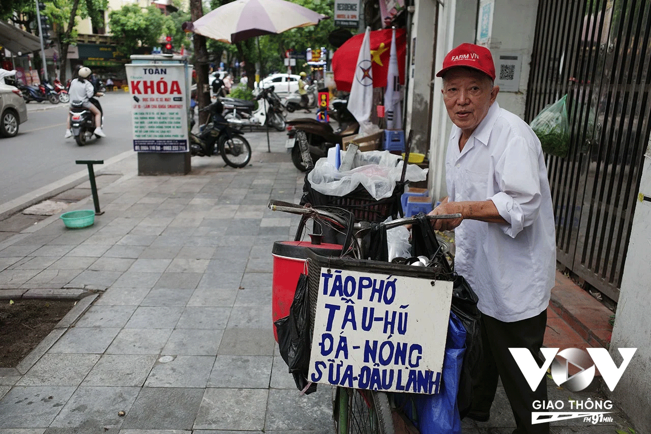 Cụ ông bán đồ giải khát trên phố cũng đắt hàng hơn trong những ngày này.